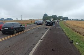 Ka fica destruído após atingir dois caminhões na BR-277, depois do pedágio; motorista ferido