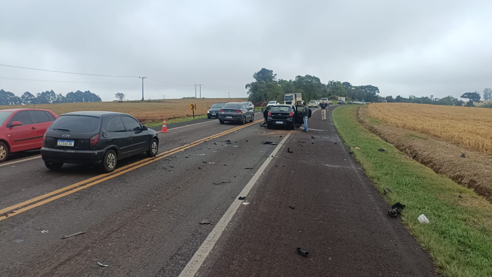 Ka fica destruído após atingir dois caminhões na BR-277, depois do pedágio; motorista ferido