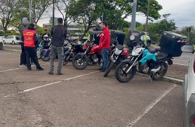 Motoboys fazem manifestação após grave acidente e cobram mais segurança no trânsito em Cascavel