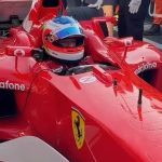 Imagem relativa a Barrichello pilota lendária Ferrari F2002 de Michael Schumacher em Monza