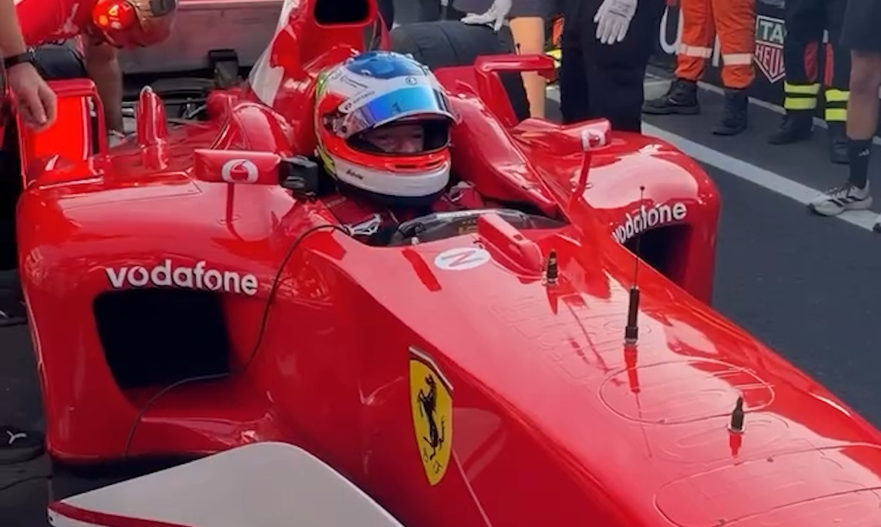 Barrichello pilota lendária Ferrari F2002 de Michael Schumacher em Monza