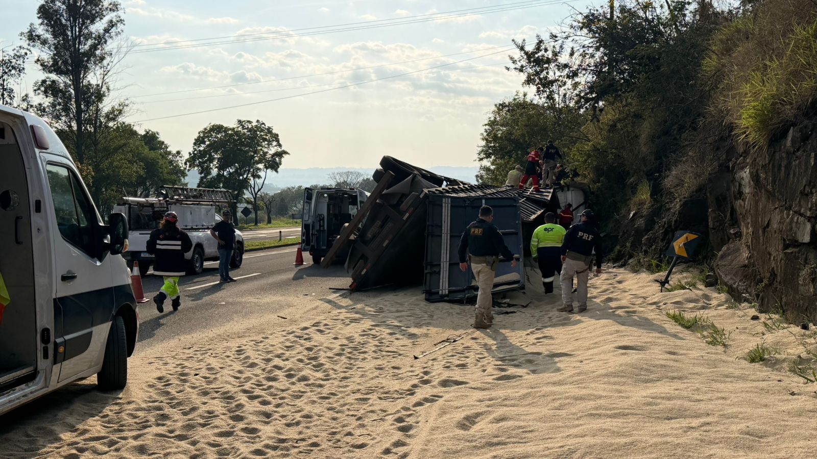 Imagem referente a Bebê morre soterrado por carga de arroz após tombamento de carreta na BR-369