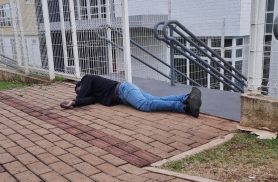 Homem sofre possível problema cardíaco e cai em frente à Delegacia da Polícia Civil em Cascavel