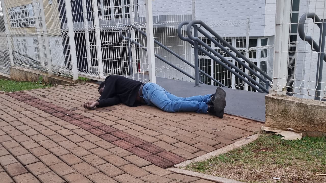 Homem sofre possível problema cardíaco e cai em frente à Delegacia da Polícia Civil em Cascavel