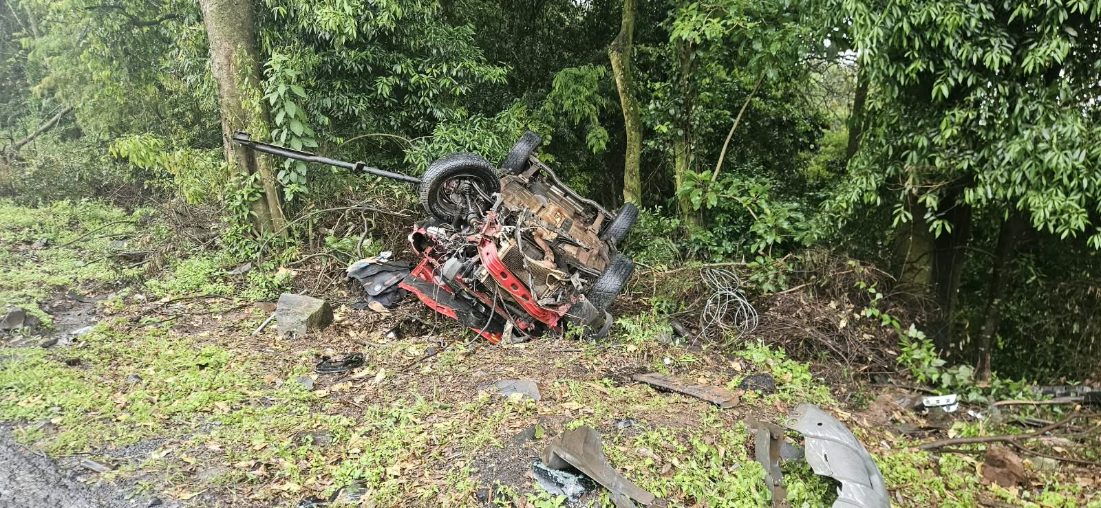 Capotamento de Strada deixa adolescente ferida na BR-376, em Tibagi Imagem referente a Capotamento de Strada deixa adolescente ferida na BR-376, em Tibagi