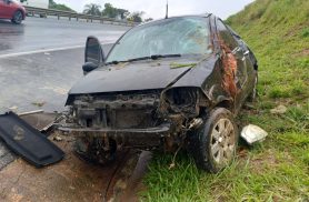 Capotamento deixa motorista ferido na BR-376, em Tibagi