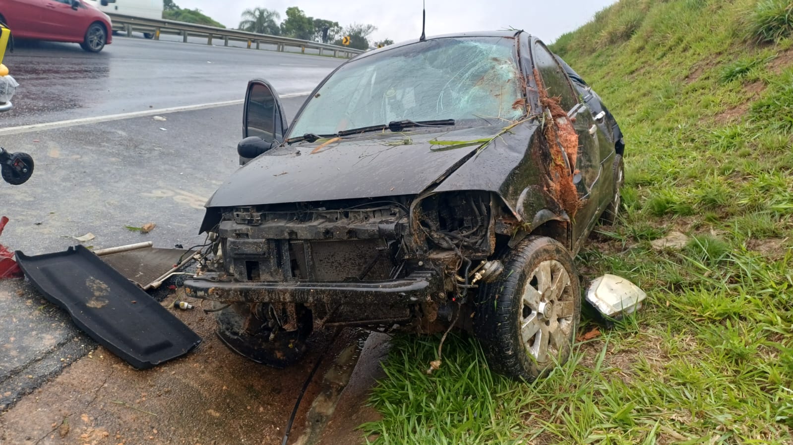 Imagem referente a Capotamento deixa motorista ferido na BR-376, em Tibagi