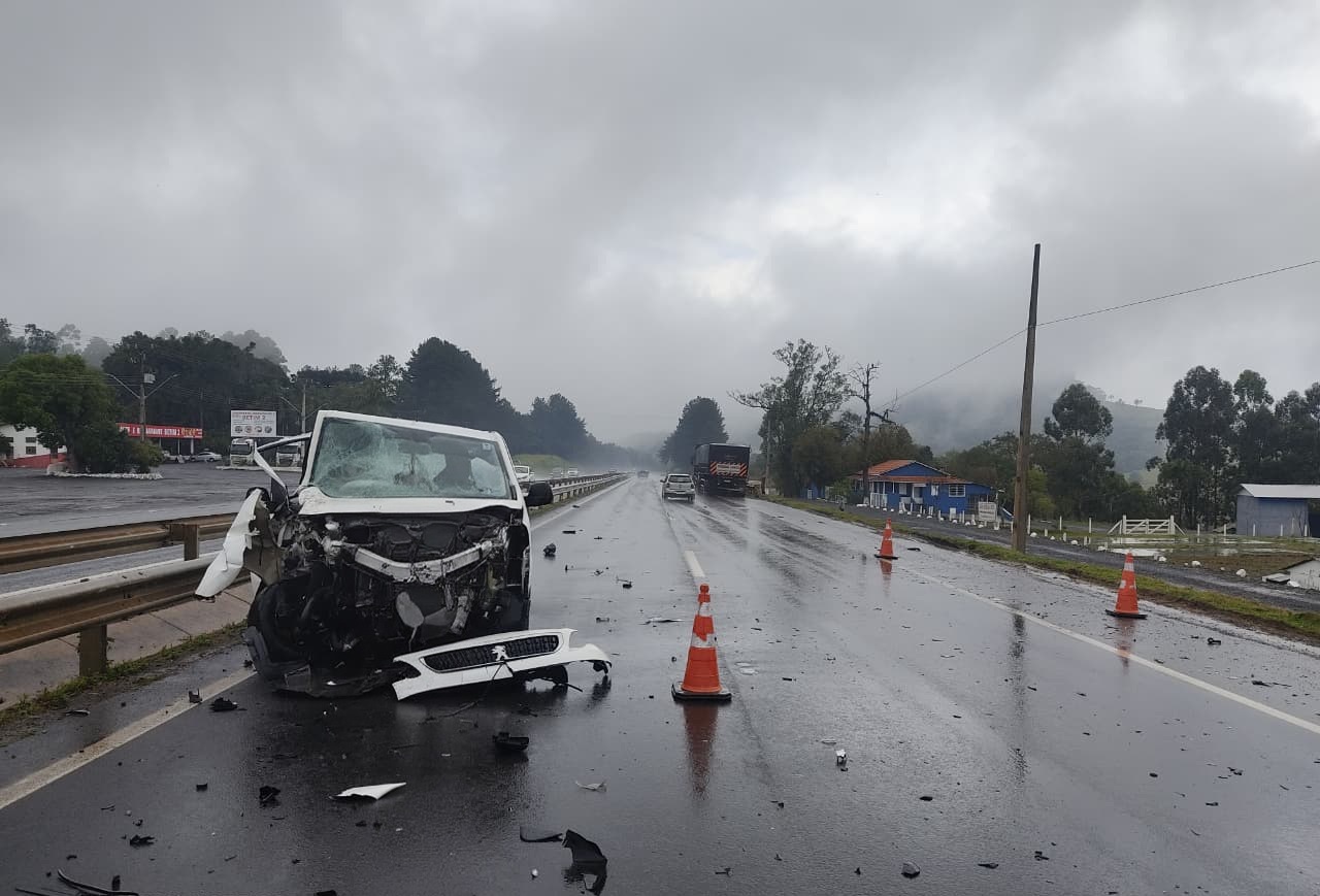 Imagem referente a Colisão traseira na BR-376 deixa mulher de 56 anos gravemente ferida em Tibagi