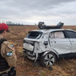 Imagem relativa a T-Cross sai da pista, bate em poste e capota na PR-364 em Terra Roxa