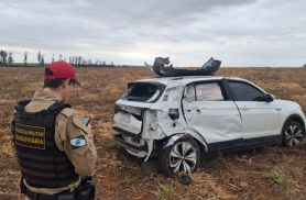T-Cross sai da pista, bate em poste e capota na PR-364 em Terra Roxa
