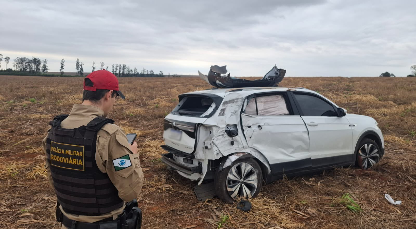 Imagem referente a T-Cross sai da pista, bate em poste e capota na PR-364 em Terra Roxa