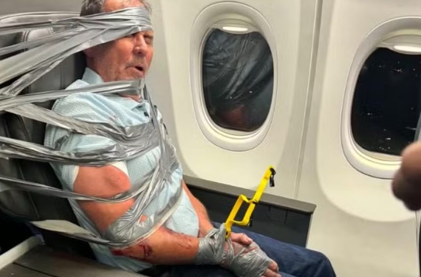 Passageiro é amarrado com fita adesiva após ataque durante voo da American Airlines Imagem referente a Passageiro é amarrado com fita adesiva após ataque durante voo da American Airlines