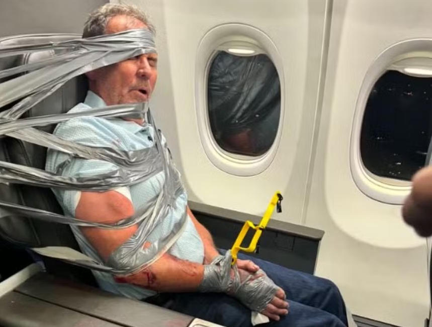 Imagem referente a Passageiro é amarrado com fita adesiva após ataque durante voo da American Airlines