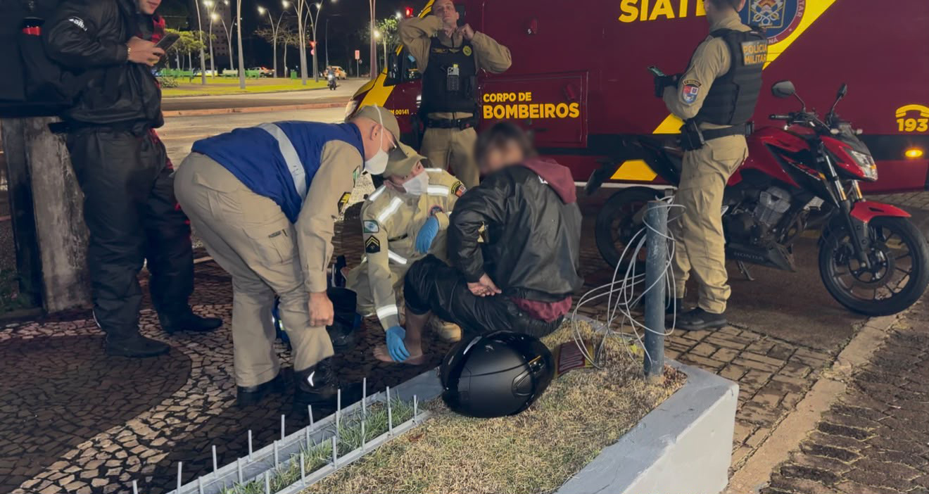 Motociclista fica ferido após acidente com Voyage na Rua Paraná, em Cascavel