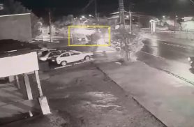 Câmera registra queda de motociclista que convulsionou no Bairro Esmeralda em Cascavel