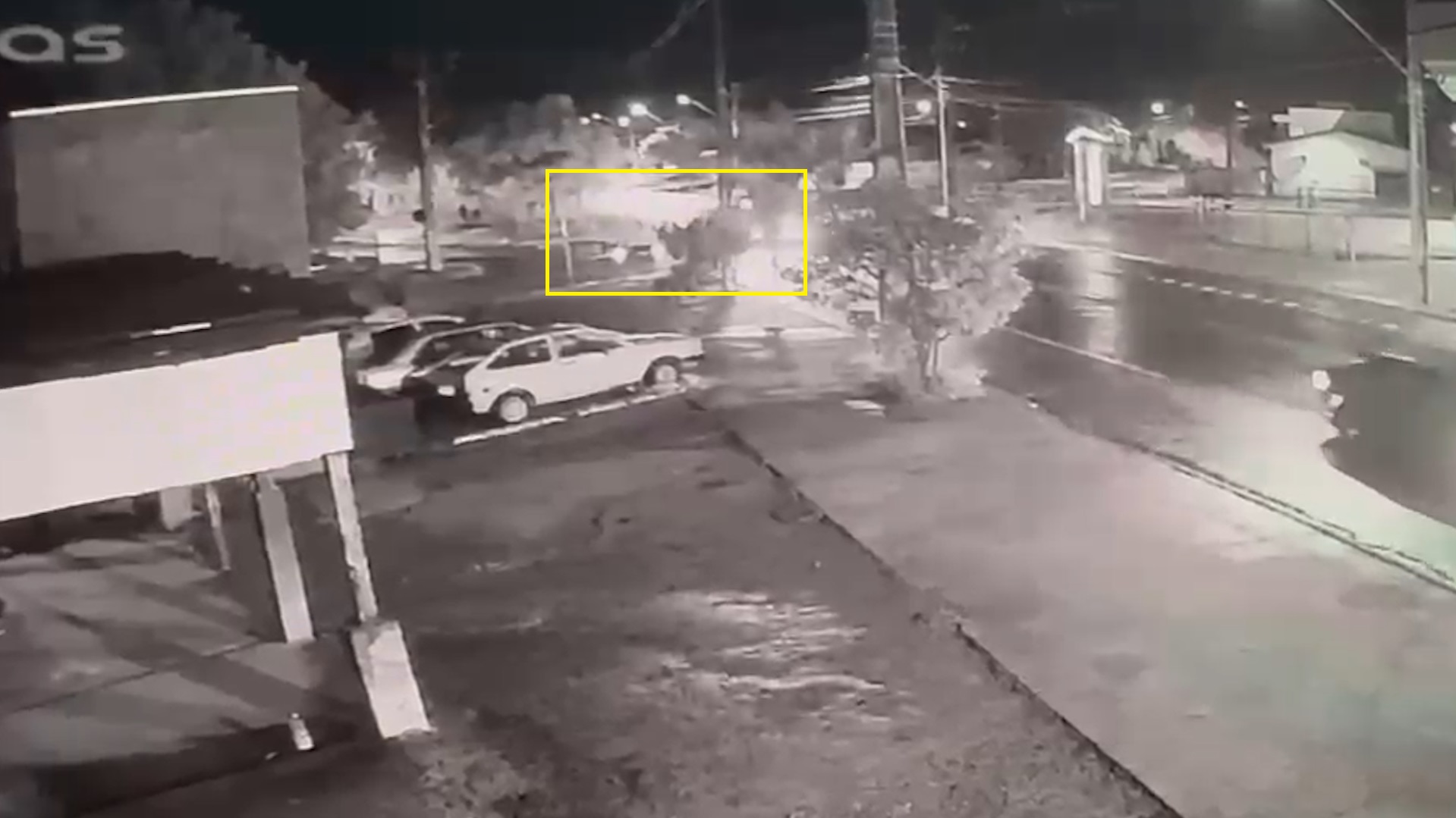 Câmera registra queda de motociclista que convulsionou no Bairro Esmeralda em Cascavel