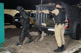 Cavalaria detém três indivíduos com drogas na Praça da Bíblia, em Cascavel
