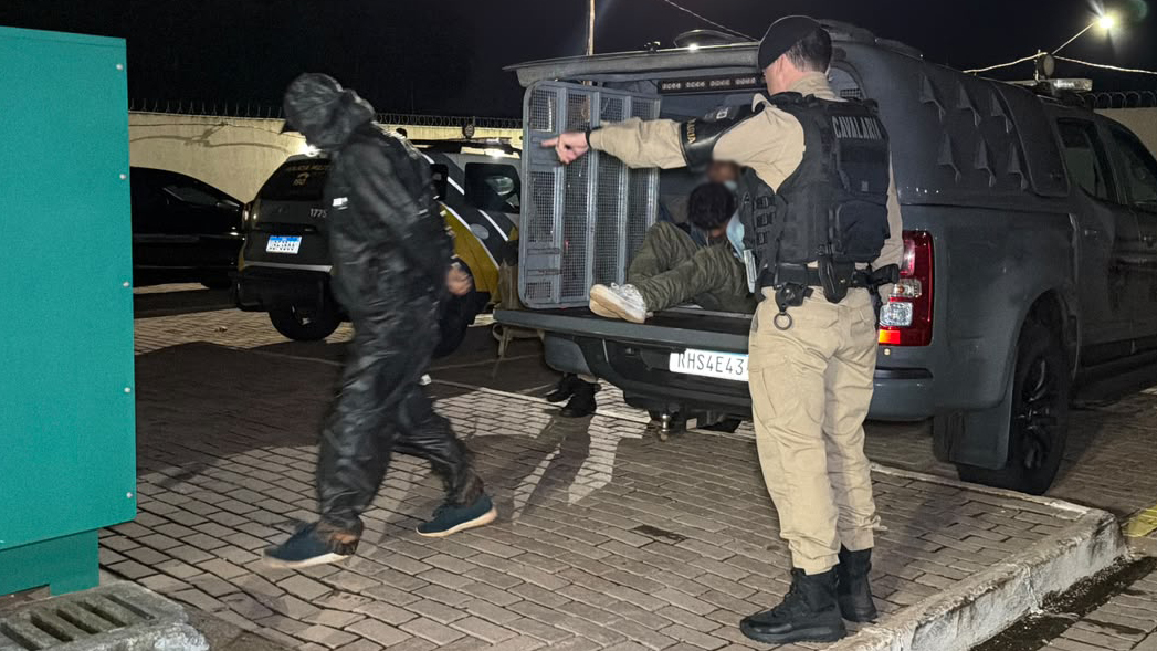 Cavalaria detém três indivíduos com drogas na Praça da Bíblia, em Cascavel
