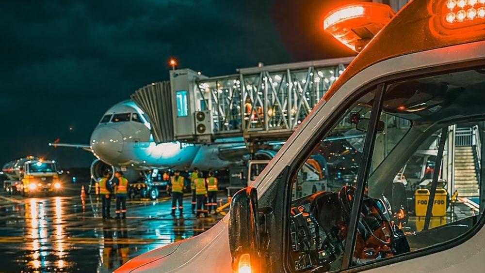 SAMU atende paciente dentro de aeronave após dor no peito durante voo Imagem referente a SAMU atende paciente dentro de aeronave após dor no peito durante voo