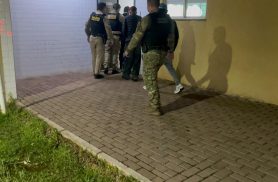Mulher teria arremessado copo de cerveja contra policial durante confusão