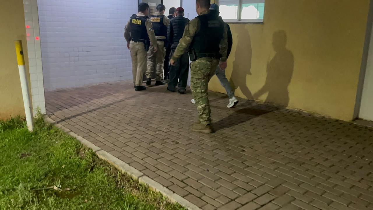 Mulher teria arremessado copo de cerveja contra policial durante confusão