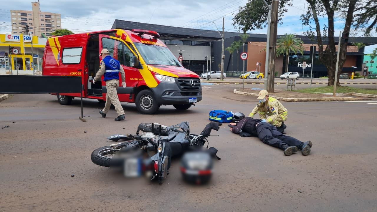 Motociclista é vítima de forte colisão no Centro de Cascavel