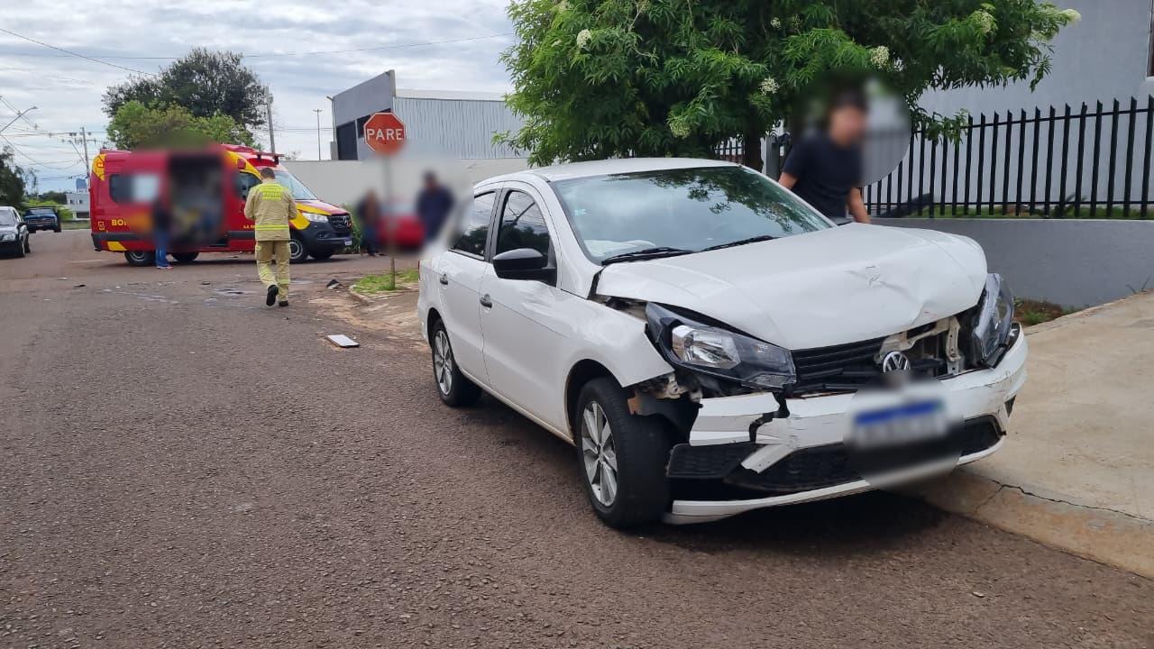Homem é socorrido pelo Siate após acidente entre Celta e Voyage no Esmeralda