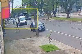 Câmera registra forte colisão que deixou motociclista ferido no Centro