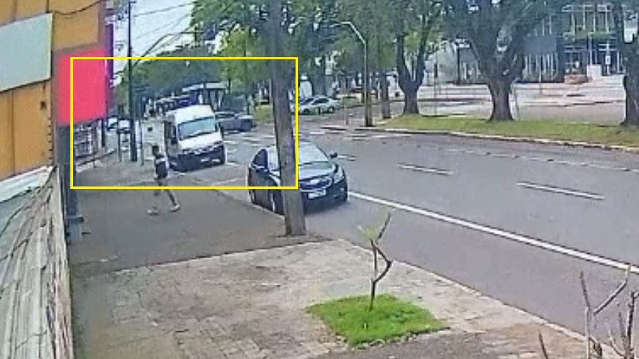 Câmera registra forte colisão que deixou motociclista ferido no Centro