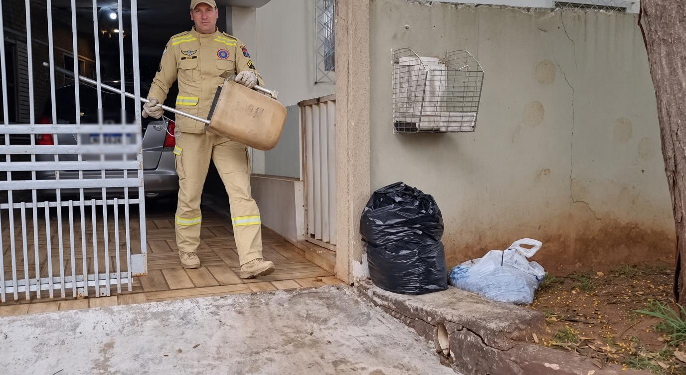 Convidado surpresa: gambá cai na mesa e assusta família no Bairro Cancelli