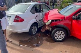 Batida forte entre Saveiro e Fiesta deixa veículos danificados no Periolo