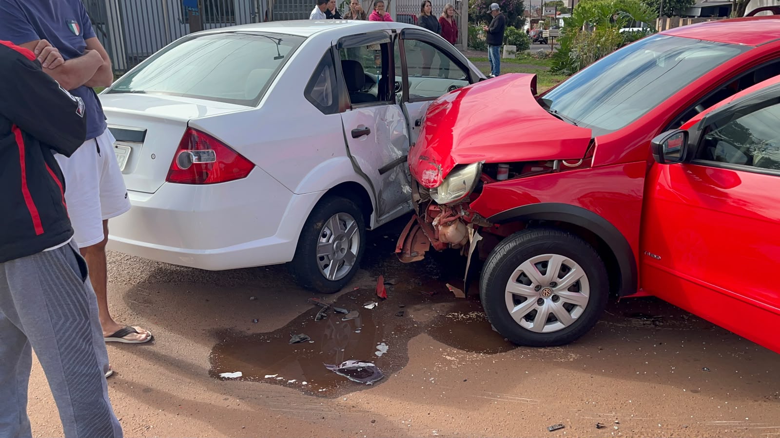 Batida forte entre Saveiro e Fiesta deixa veículos danificados no Periolo