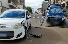 Palio e Onix batem no cruzamento da Rua São Paulo com a Pio XII
