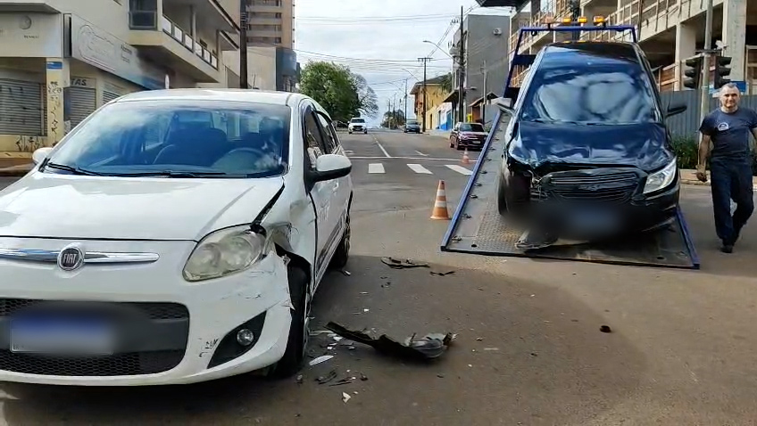 Palio e Onix batem no cruzamento da Rua São Paulo com a Pio XII