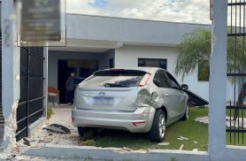 Carro bate na traseira de Tiggo e veículo invade pátio de imóvel após colisão na Rua Cuiabá em Cascavel