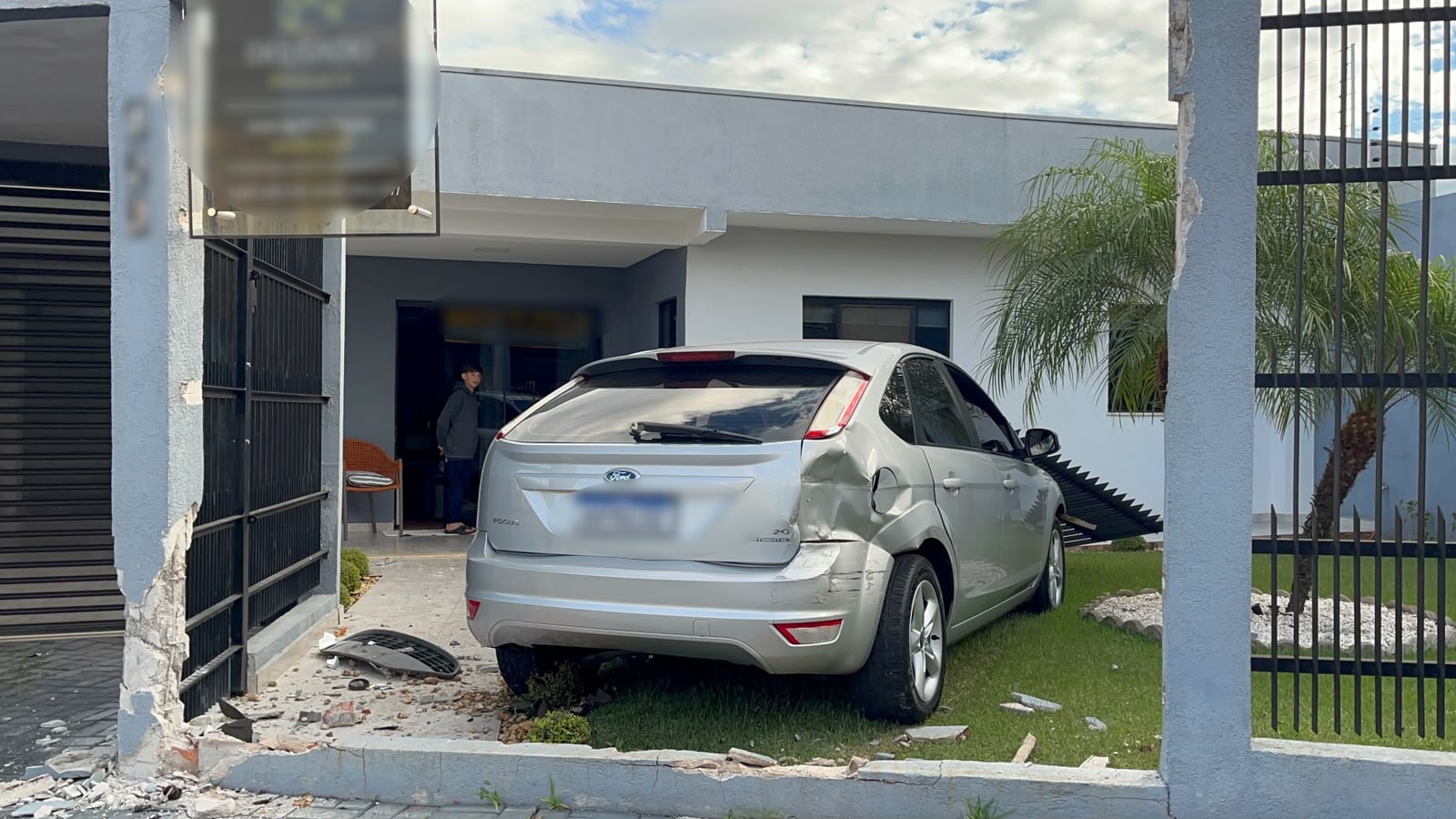 Carro bate na traseira de Tiggo e veículo invade pátio de imóvel após colisão na Rua Cuiabá em Cascavel