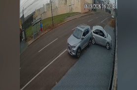 Câmera flagra Focus desgovernado batendo em Tiggo e invadindo imóvel em Cascavel