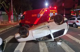 Uno capota após bater contra Citroën em cruzamento no Centro de Cascavel