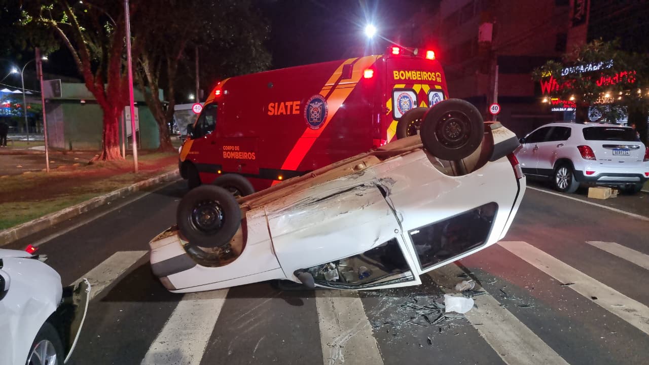 Uno capota após bater contra Citroën em cruzamento no Centro de Cascavel