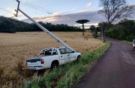 S10 bate contra poste em estrada rural e ocupantes deixam o local antes da chegada da PM
