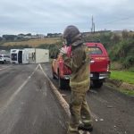 Caminhão carregado com frutas tomba na BR-376 e deixa motorista ferido em Apucarana Imagem relativa a Caminhão carregado com frutas tomba na BR-376 e deixa motorista ferido em Apucarana