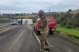 Caminhão carregado com frutas tomba na BR-376 e deixa motorista ferido em Apucarana