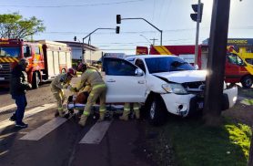 Hilux bate em poste após colisão com Classic em Cascavel; mulher é socorrida