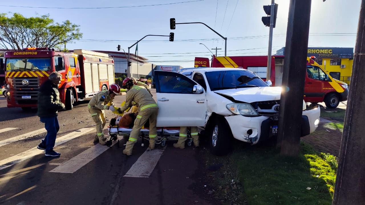 Hilux bate em poste após colisão com Classic em Cascavel; mulher é socorrida