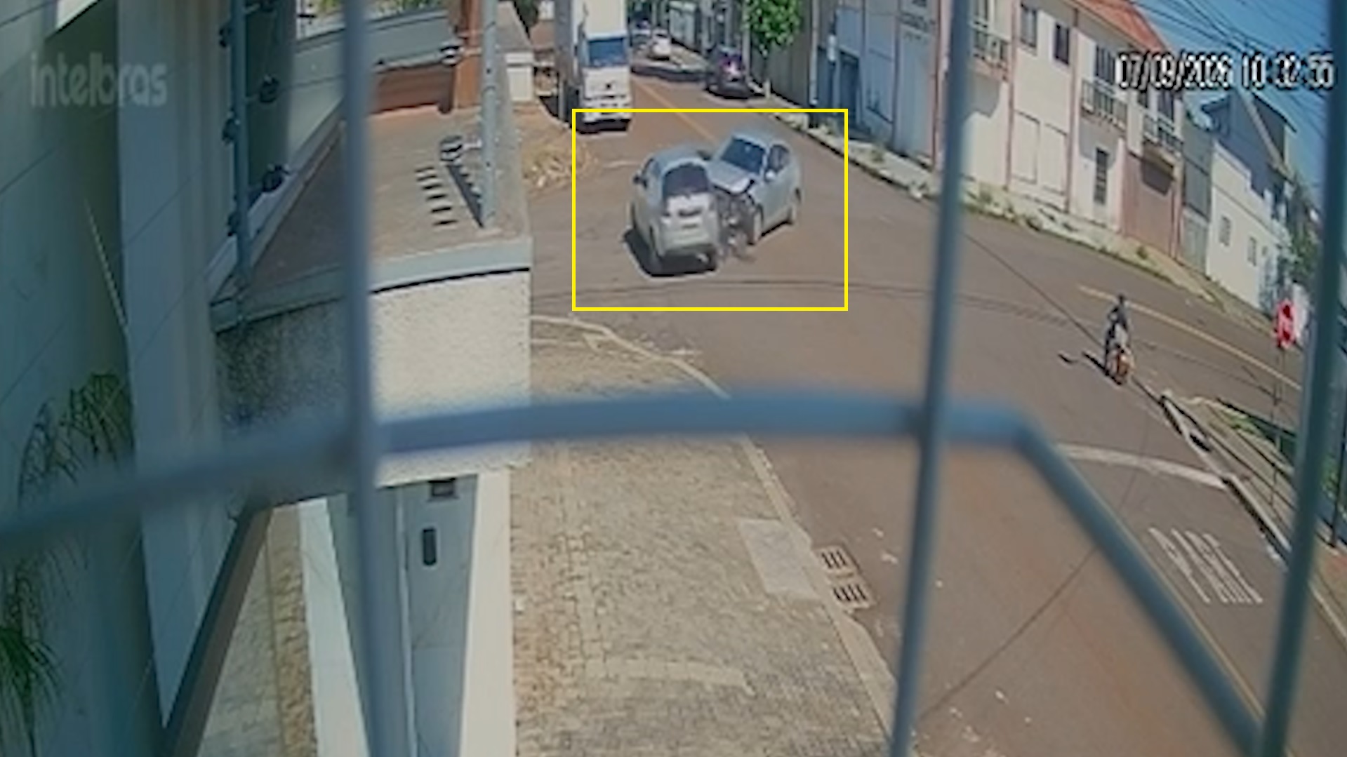 Câmera flagra momento em que Fluence fura preferencial e provoca acidente em Cascavel