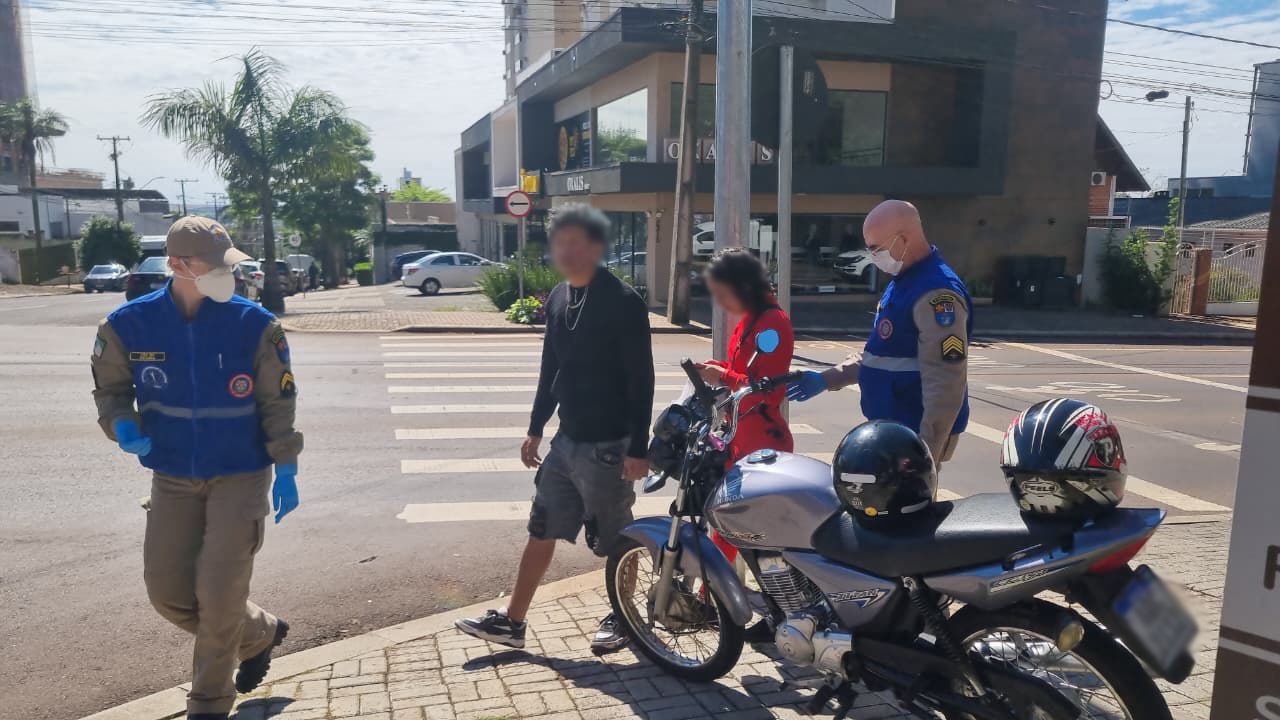 Acidente entre Vectra e motocicleta deixa duas pessoas feridas no Centro de Cascavel