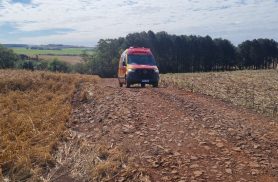 Pessoa ferida é socorrida pelo Siate em fazenda de Cascavel