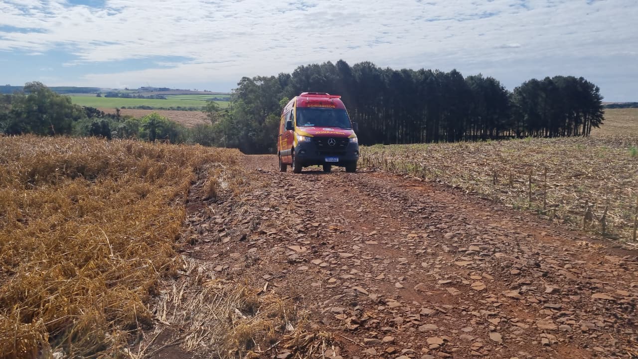 Pessoa ferida é socorrida pelo Siate em fazenda de Cascavel
