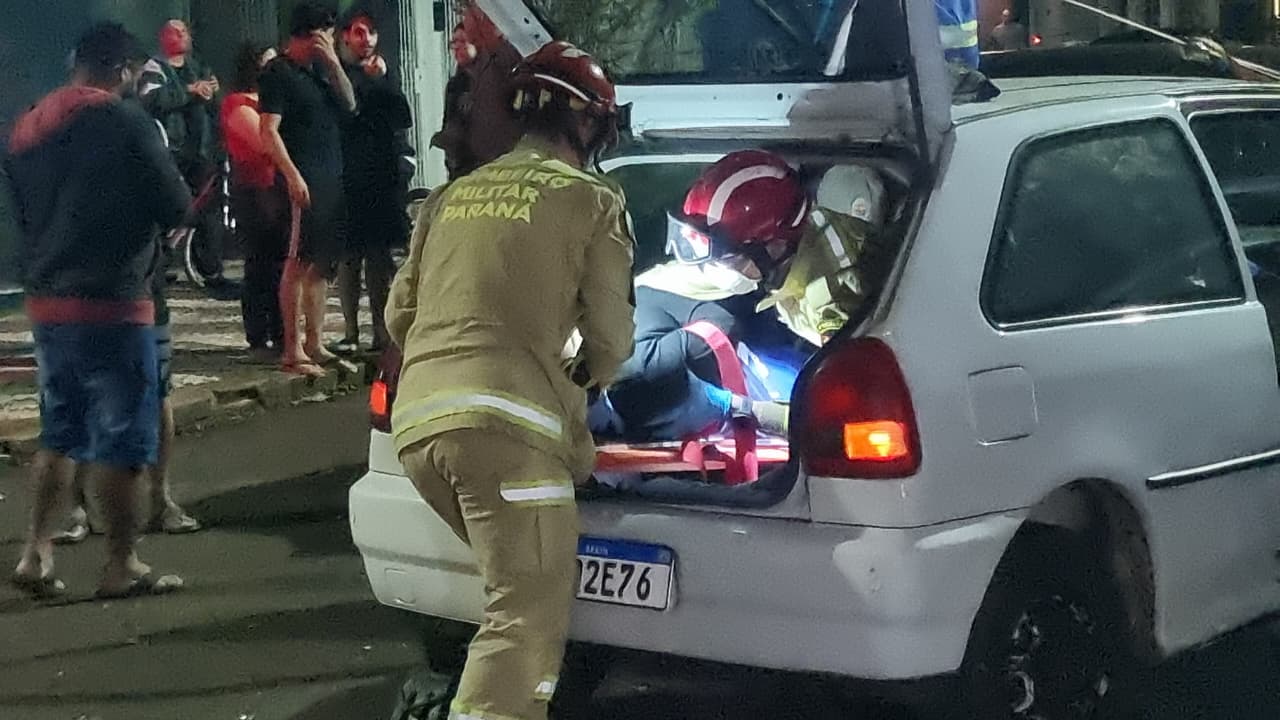 Mulher fica ferida em forte colisão entre Gol e Clio no Centro