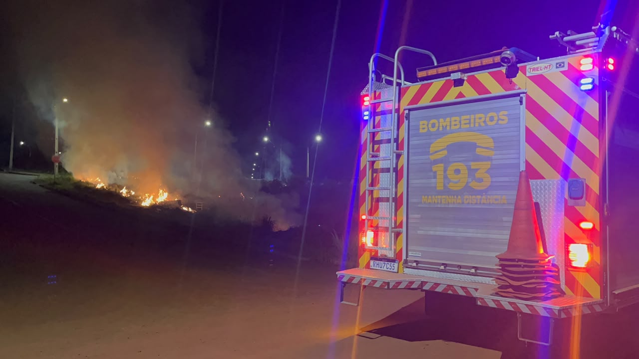 Incêndio em vegetação mobiliza bombeiros durante a noite em Cascavel